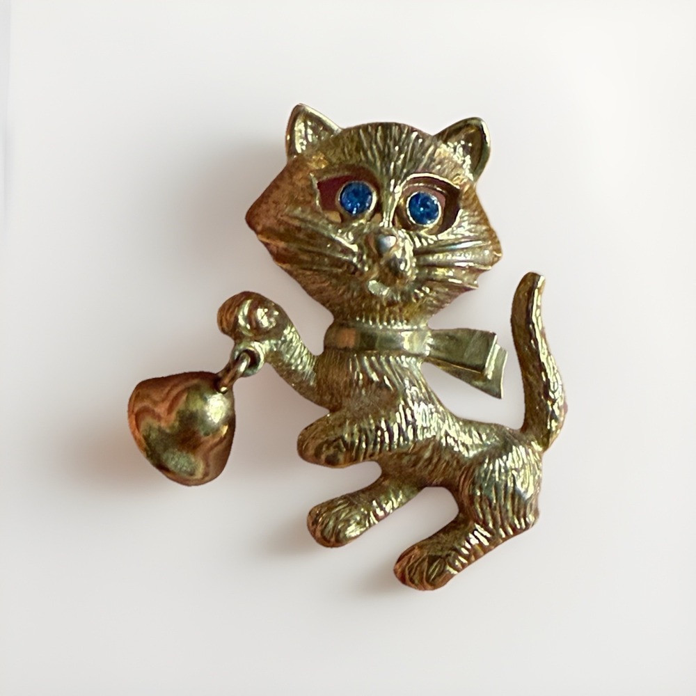 Vintage Avon "Frisky Kitty" Cat Brooch 1970s Gold Tone Blue Rhinestone Eyes Bell